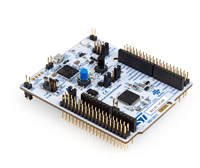 配有STM32微控制器和引脚插头的意法半导体蓝色Nucleo开发板。